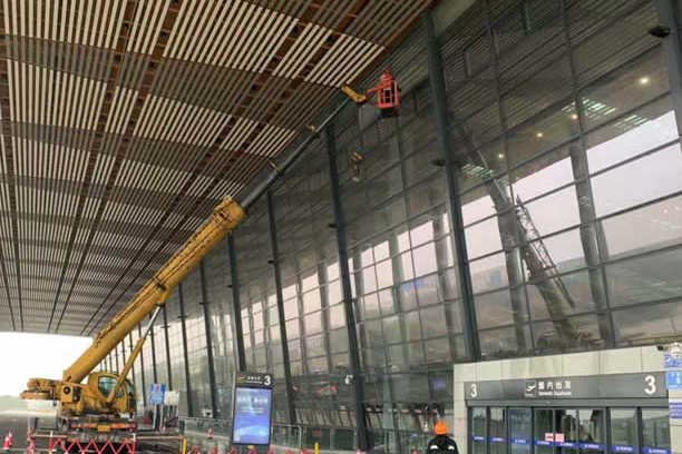 荆门玻璃幕墙维护和保养